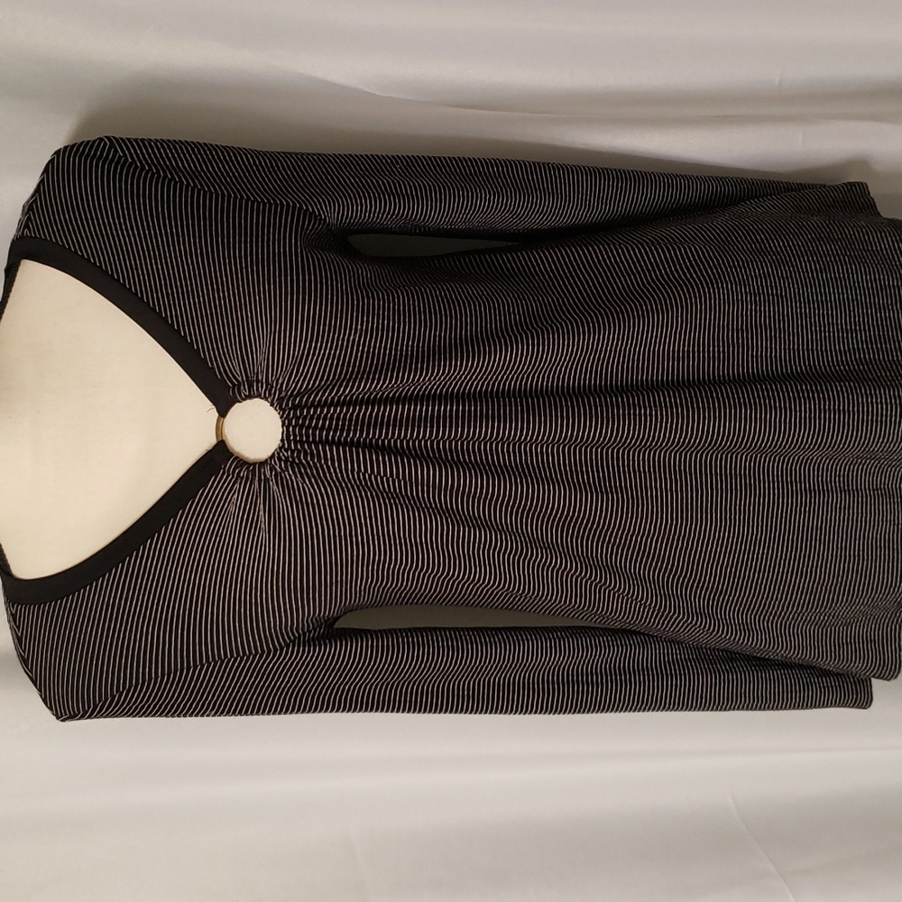 ⭐4/$20 Black & white horizontal pinstripe blouse